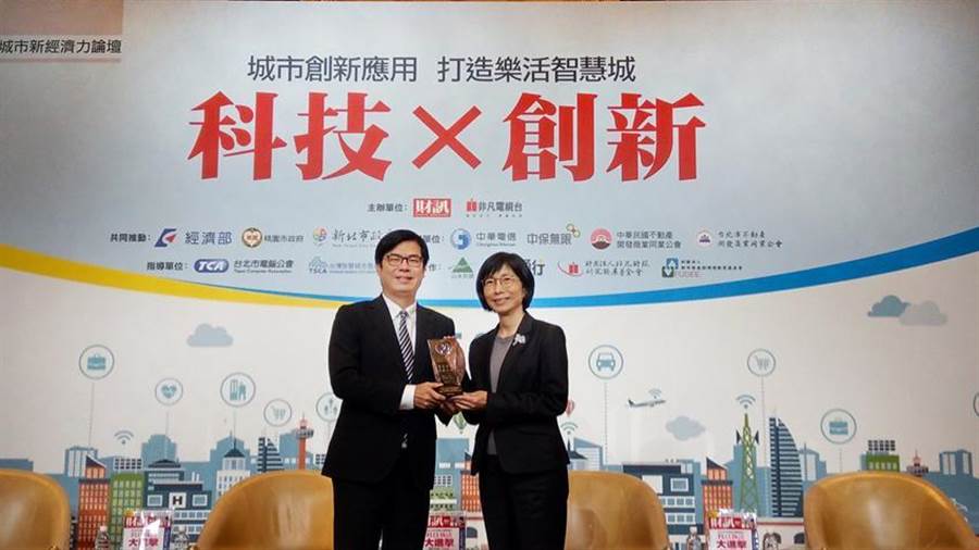 （東元集團(tuán)董事長(zhǎng)邱純枝5日從行政院副院長(zhǎng)陳其邁手中，接下臺(tái)灣智慧城市發(fā)展協(xié)會(huì)頒發(fā)智慧城市卓越貢獻(xiàn)獎(jiǎng)。圖／東元集團(tuán)提供）