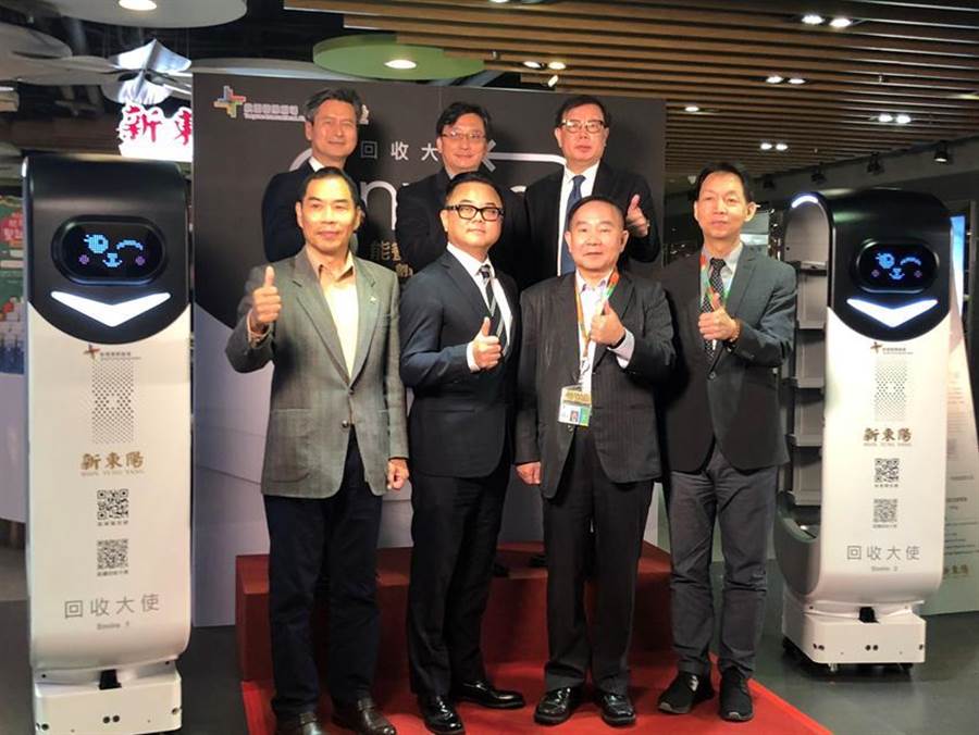 東元與新東陽合作開發(fā)國內(nèi)首臺客制化餐盤回收機(jī)器人15日正式上工，圖后排右二為東元自動化暨智能系統(tǒng)事業(yè)部協(xié)理林勝泉、新東陽總經(jīng)理麥升陽(前排左二)、桃園國際機(jī)場董事長王明德(前排右二)、總經(jīng)理林祥生。（圖／沉美幸）
