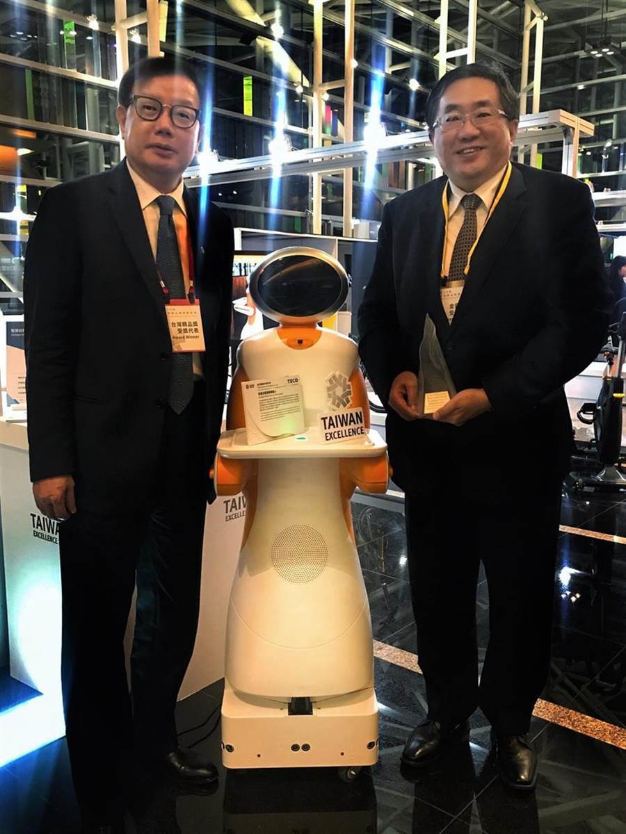 （東元電機自行開發(fā)送餐機器人27日獲頒臺灣精品獎銀質獎，圖右為代理總經理連昭志、左為負責開發(fā)的東元電機自動化暨智能系統(tǒng)事業(yè)部協(xié)理林勝泉。圖／業(yè)者提供）
