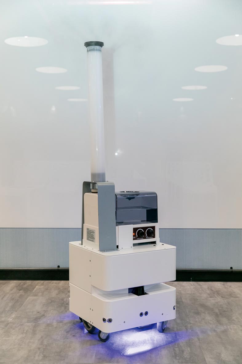 東元3日發(fā)表智慧UVC消毒防疫機(jī)器人，以3D列印技術(shù)，制作雙向360度全面向噴頭，進(jìn)行大面積的噴霧消毒。圖／東元提供