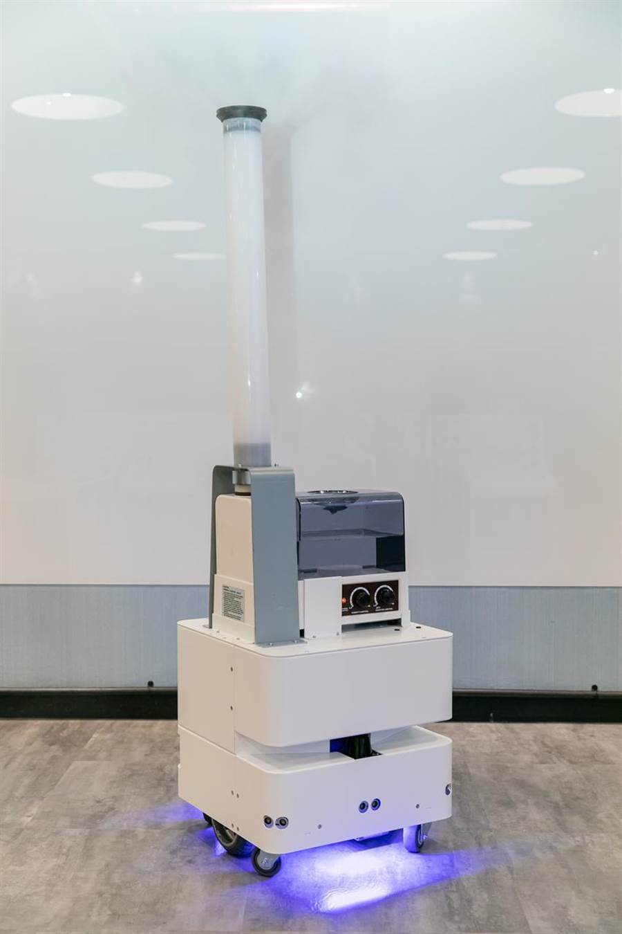 （東元3日發(fā)表智慧UVC消毒防疫機(jī)器人，以3D列印技術(shù)，制作雙向360度全面向噴頭，進(jìn)行大面積的噴霧消毒。圖／東元提供）
