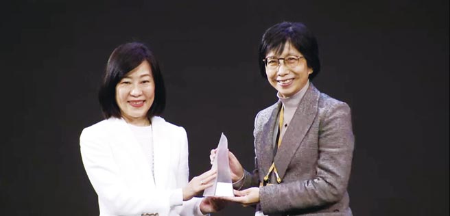東元電機(jī)以「智慧噴霧防疫機(jī)器人」勇奪臺(tái)灣精品金質(zhì)獎(jiǎng)，由東元電機(jī)邱純枝董事長（右）受獎(jiǎng)。圖／東元提供